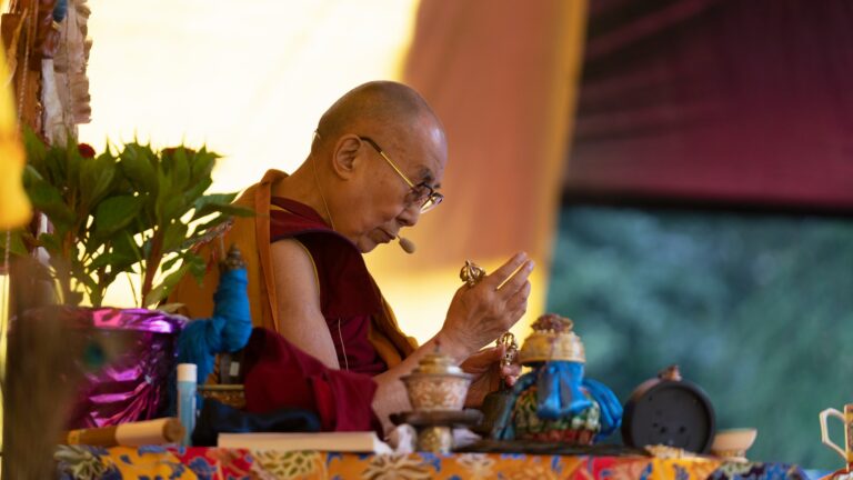 Dalaj Lama objavljuje svoj prvi album “Inner World” na svoj 85. rođendan
