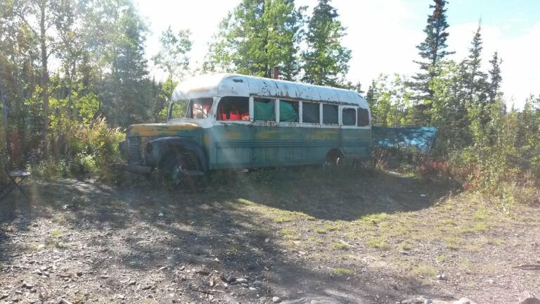 Čuveni autobus iz filma “Into The Wild” uklonjen iz divljine Aljaske… turisti rizikovali živote da ga vide