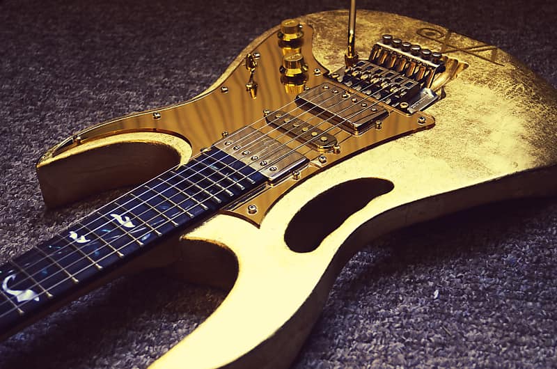 Gold leaf 24K Guitar /Photo: reverb.com