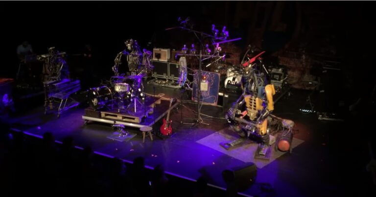 Ovako roboti sviraju punk… Zovu se One Love Machine, a umeju i da – pljuju po publici