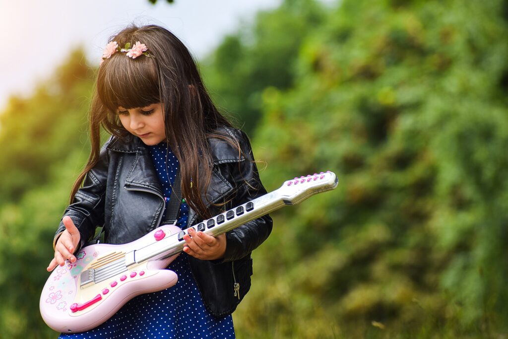 Devojčica, gitara/ Photo: Poxabay