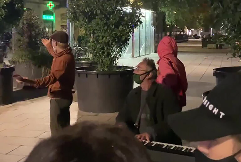 Pijanista heroj, “Eternal Flame” sa terase kafića “himna” uličnih nereda zbog policijskog časa u Barseloni