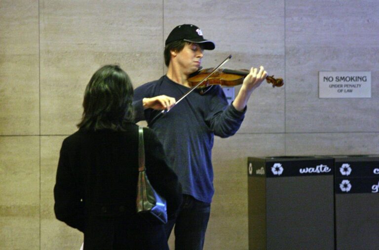 Priča koja se desila u Vašingtonu, a mogla je bilo gde… Mladić dolazi na stanicu metroa i počinje da svira violinu…