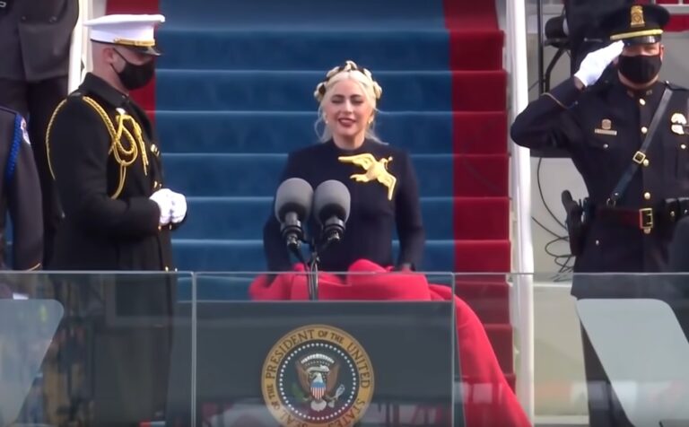 Misteriozni znak na grudima Lejdi Gage dok je pevala američku himnu na inauguraciji Bajdena…