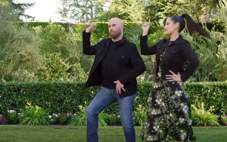 Pogledajte kako su Džon Travolta i njegova ćerka Ela rekreirali scenu iz filma “Grease” za Super Bowl… a Olivija Njutn Džon odgovorila na zamerke da je čuveni mjuzikl – seksistički