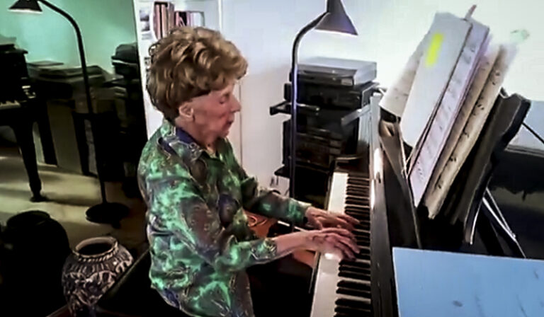 Kolet Mejz ima 106 godina – i uskoro objavljuje novi album… Upoznajte najstariju pijanistkinju na svetu