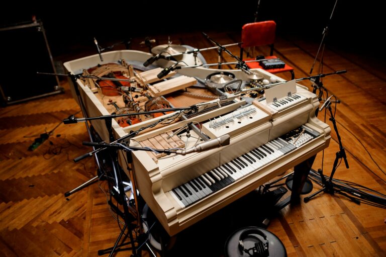 Napravili pravo muzičko “čudo”… Stari klavir ‘naučili da svira’ čak 20 instrumenata