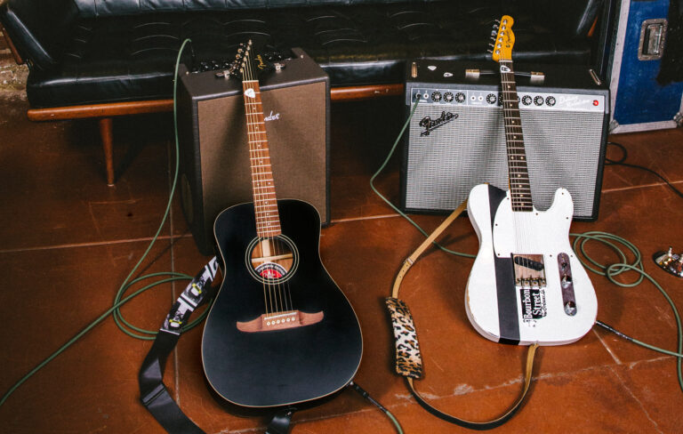 Sviraj kao The Clash… Fender predstavio dve nove “Joe Strummer” gitare, jedna od njih skupa je kao vatra