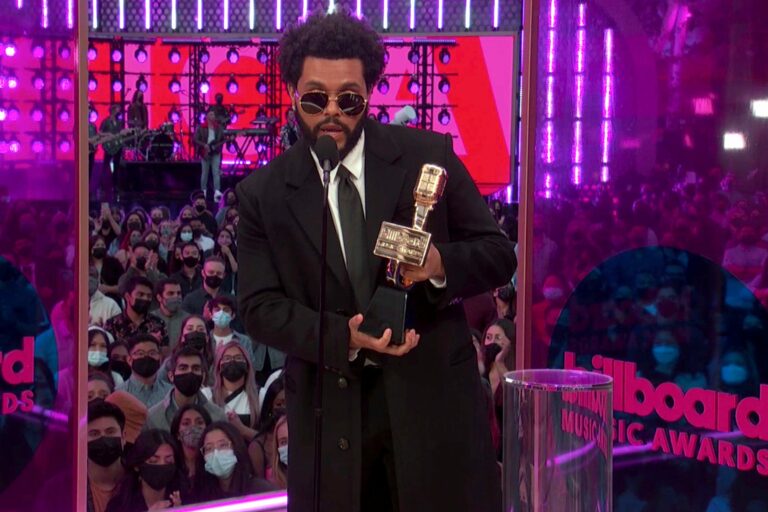 Bilboard dodelio svoje muzičke nagrade… The Weeknd pokupio sve, pa pevao na parkingu