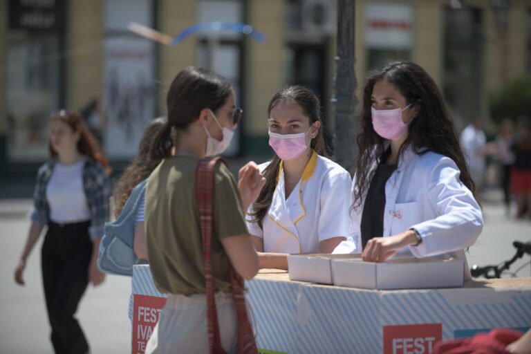 Svi hoće na EXIT… Veliki broj mladih se odazvao na akciju vakcinisanja na Trgu slobode u Novom Sadu