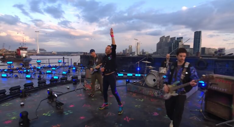Bina na Temzi, vatromet, hologramski plesači… Coldplay se očigledno baš uželeli živih nastupa