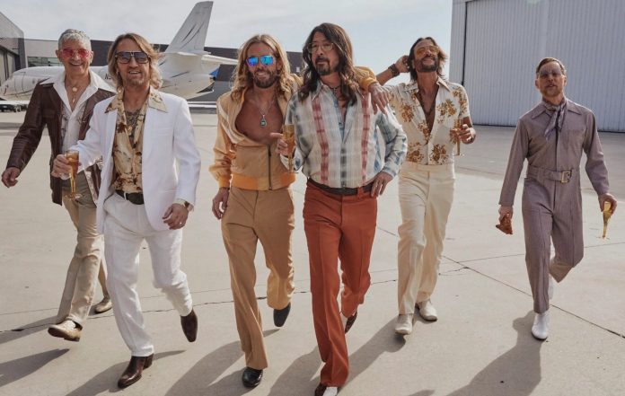 Foo Fighters privremeno menjaju ime u The Dee Gees, kako bi objavili disko album “Hail Satin”