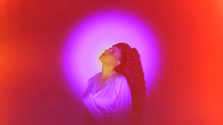 Premijera: La Monnique predstavila svoj drugi video singl “Daj mi malo svetla”