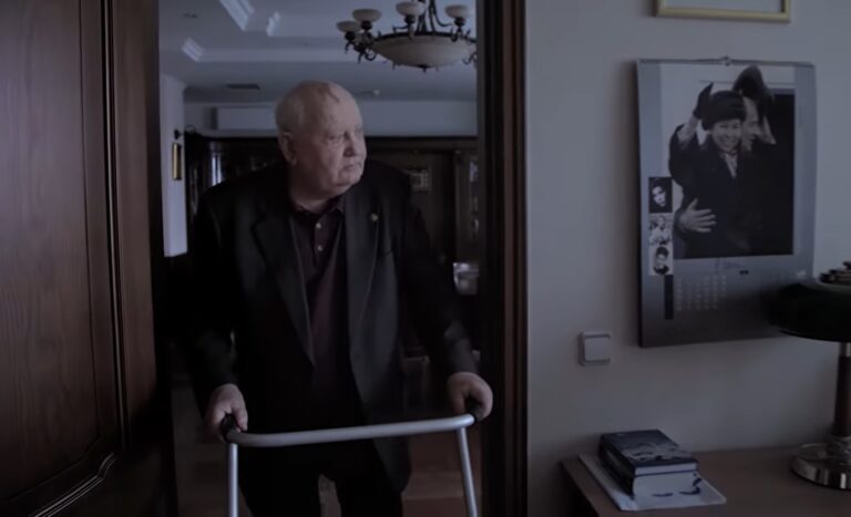 “Gorbačov. Raj”… Dokumentarac o “uništitelju komunizma” koji živi u luksuzu, jedva hoda, i dalje cirka votku i prvi put otvoreno govori o Putinu, Jeljcinu, Staljinu…