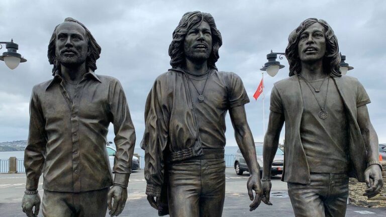 Braća se, preko velikog mora, vratila kući…  Na ostrvu Man otkrivena statua Bee Geesa