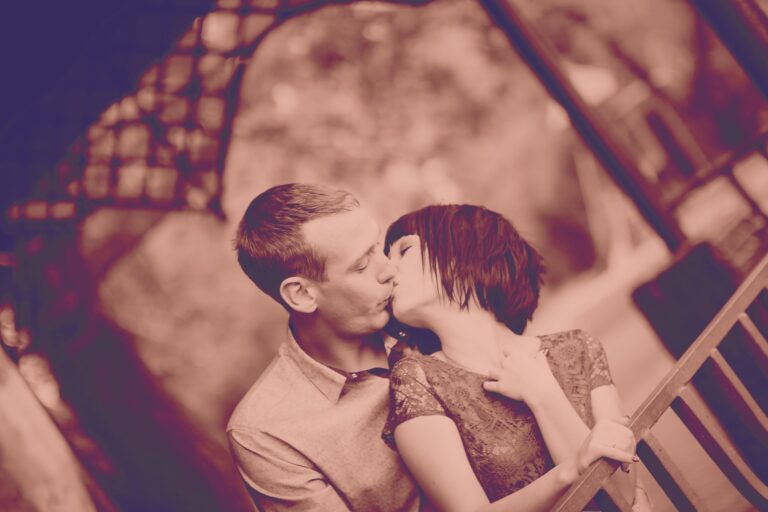 Nešto biste se ljubili danas…? Nije to slučajno ???? A da li znate kada je poljubac prvi put zabeležen kamerom?