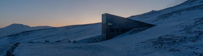 Napravljen Doomsday Vault. neuništivi sef za svu svetsku muziku… Čuvaće se na Severnom polu, ispod leda, najmanje 1.000 godina