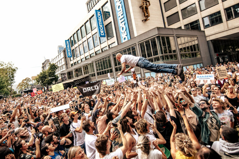 Ne utišavajte nas! Masovni potesti u Holandiji zbog zabrane muzičkih festivala