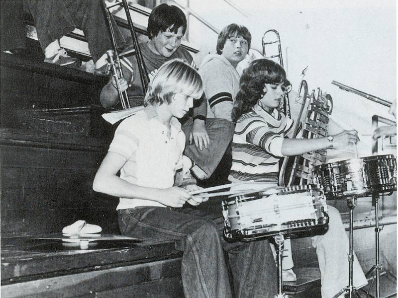 Kurt Kobejn svira bubnjeve u školskom orkestru u Montesano High School, snimljeno 1981. godine/Photo: wikipedia.org