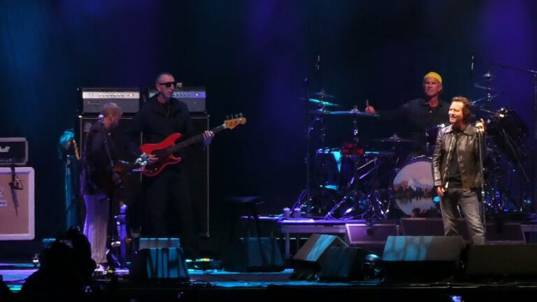 Edi Veder okupio ad-hoc supergrupu i nastupio na Ohana festivalu s coverima R.E.M., Prinsa, King of Leon…