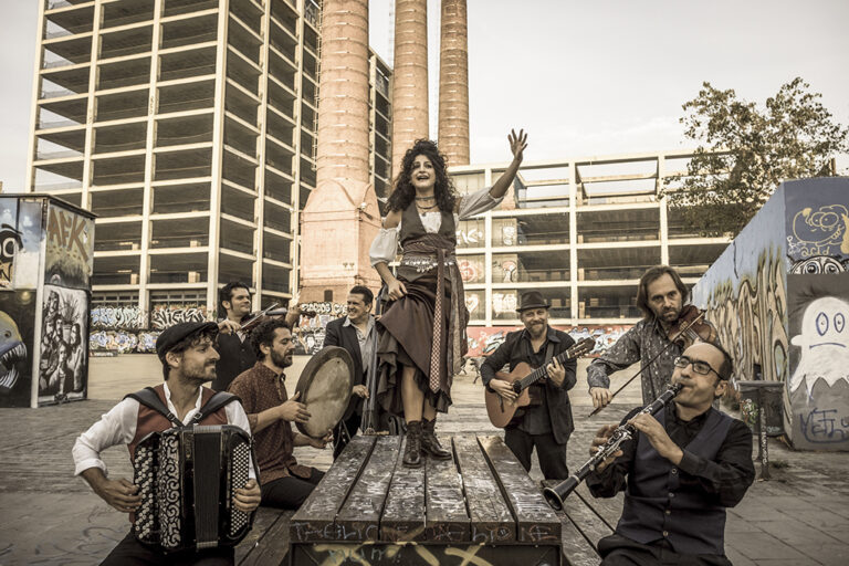 Tradicija sažeta u jednu pesmu, jednu emociju… Barcelona Gipsy balKan Orchestra objavio video singl “More Sokol Pie”