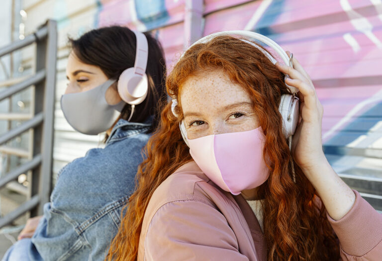 Muzika ispod maske… Novo istraživanje pokazuje da se muzika sada u proseku sluša 18,4 sati nedeljno, rastu streaming i livestream