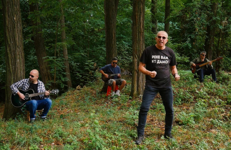 Ekološki bunt se nastavlja… “Ni šume vam ne damo” novi video singl Darka Micića i Two-Stroke Engine