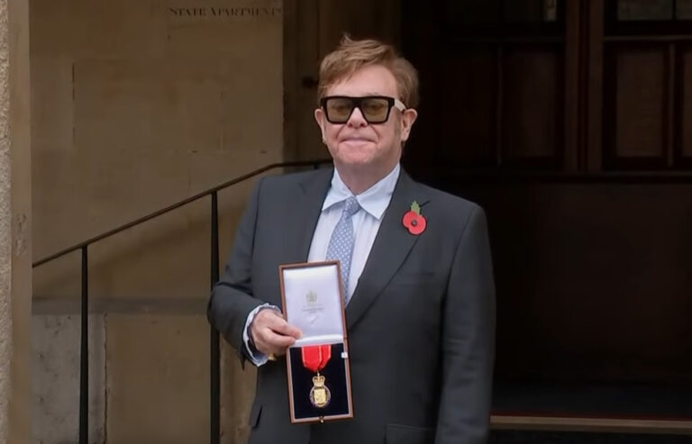 Sad je i definitivno deo britanske istorije… Elton Džon primio kraljevski Orden časti od princa Čarlsa u zamku Vindzor