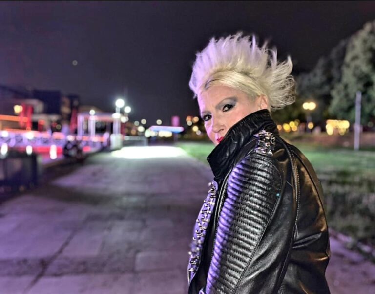 Slađana Milošević objavila dva nova video singla: Ekletika je uvek in, ovo je samo tizer za sve što spremam u sledećoj godini…