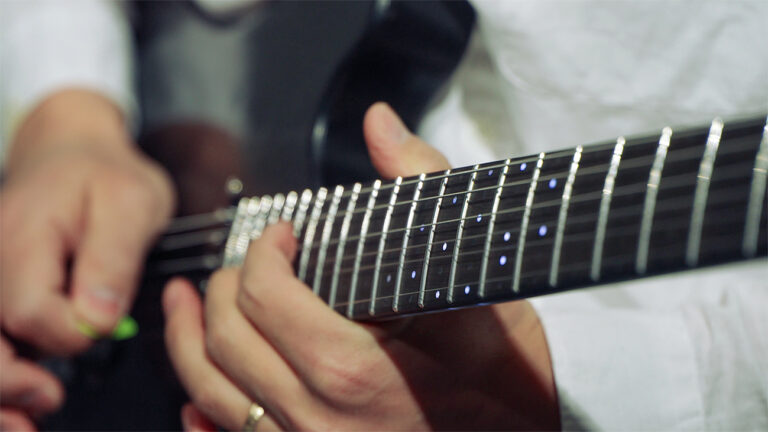 Samsung napravio ZamString, “pametnu” električnu gitaru koja će olakšati učenje početnicima