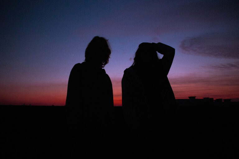 Ženski dream pop duo Tihi Talas objavio debi EP… Ovo su njihovi melanholični “Mikrokosmosi”