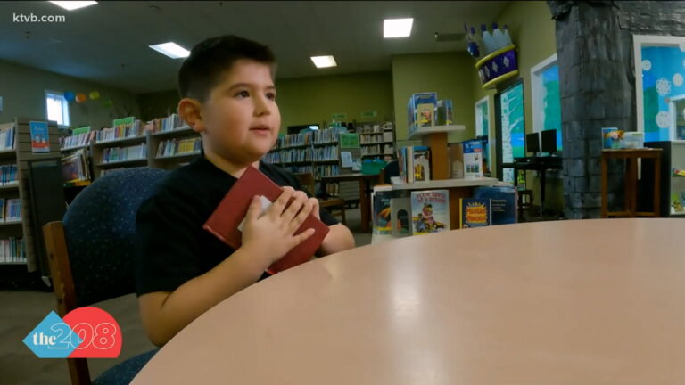 Koliko je ovo genijalno… Osmogodišnjak napisao roman i to – rukom, a onda ga prošvercovao u lokalnu biblioteku… sada je hit u gradu