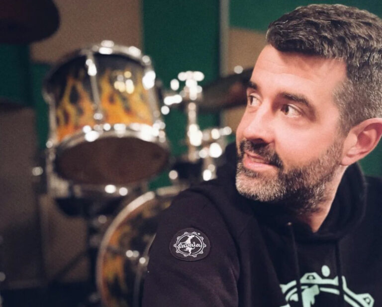 Novosadski bubnjar Aleksandar Savić napravio modni brend kako bi pomogao napuštenim životinjama…