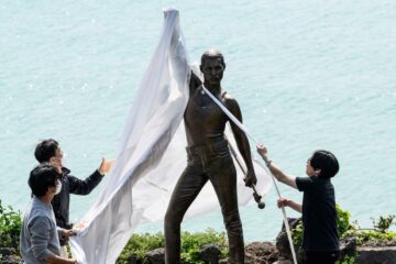 Statua Dredija Merkjurija u Južnoj Koreji, screenshot