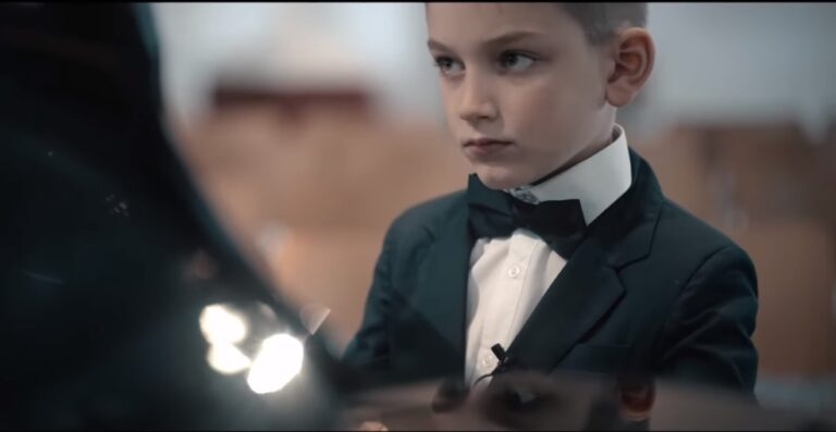 Čudesna priča dečaka Andreja Stojanovića… Do treće godine bio je gluv, sada ima 9 i napisao je sedam kompozicija za norveški film “Stradanje Srba u Karašjoku”