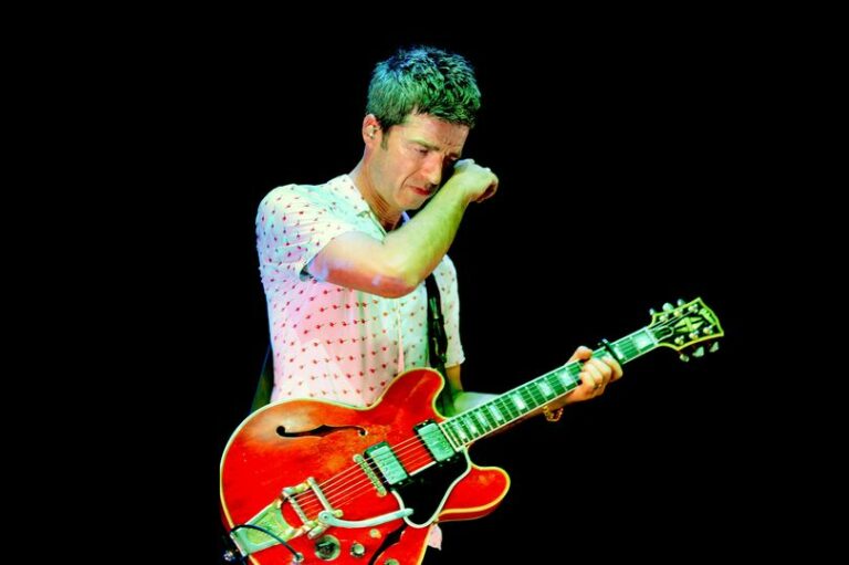 Ova gitara platila je cenu raspada grupe Oasis… Razbijena je u noći epske svađe braće Galager, a sada na aukciji košta više od 160.000 dolara