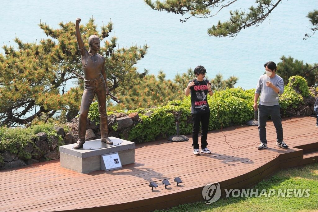 Statua Dredija Merkjurija u Južnoj Koreji, screenshot