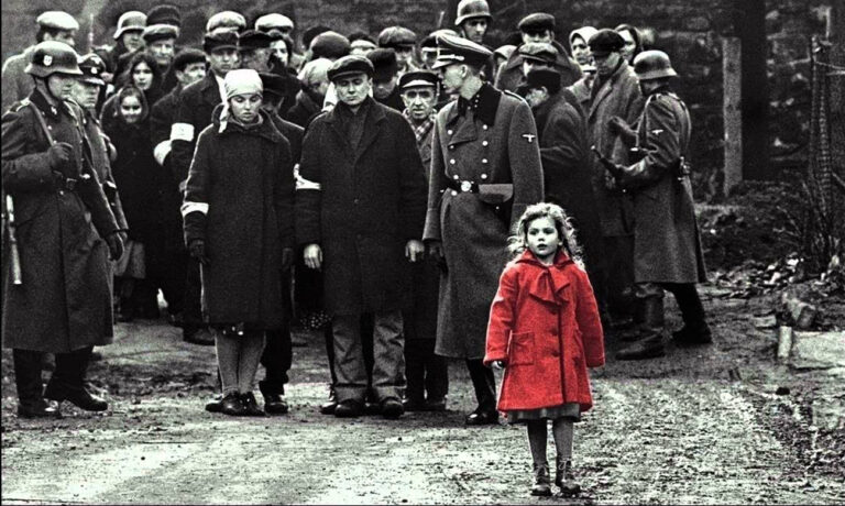 Sećate li se devojčice u crvenom kaputu iz “Šindlerove liste”? Danas ima 32 godine i pomaže civilima koji beže od rata…