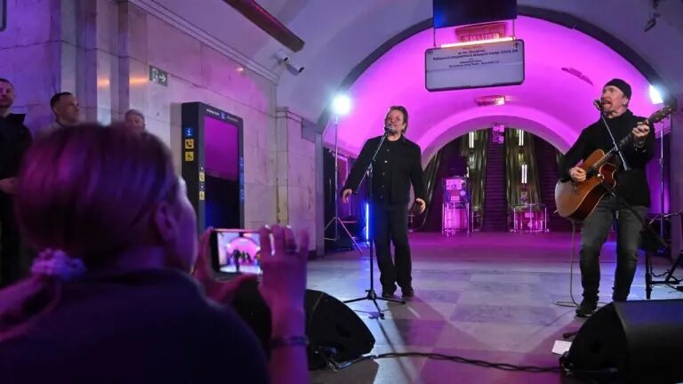 Bono i The Edge održali 40-minutni koncert na stanici kijevskog metroa pred stotinak ljudi…