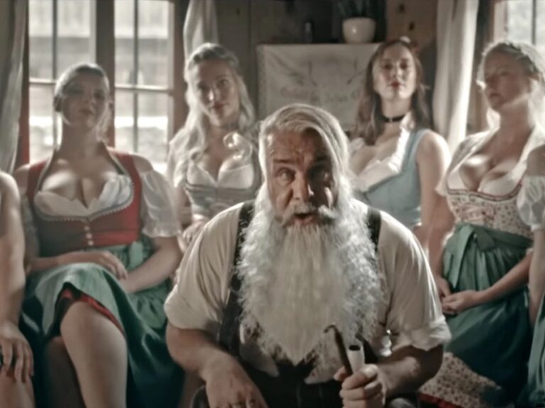 Rammstein u novom spotu “Dicke Titten” odaje počast – bujnim ženskim grudima… “Deda” Lindeman gleda i ne veruje…