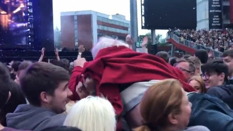 67-ogodišnjak pao dok je crowdsurfovao na Killersima… ne brinite, dobro je i kaže da je – uživao