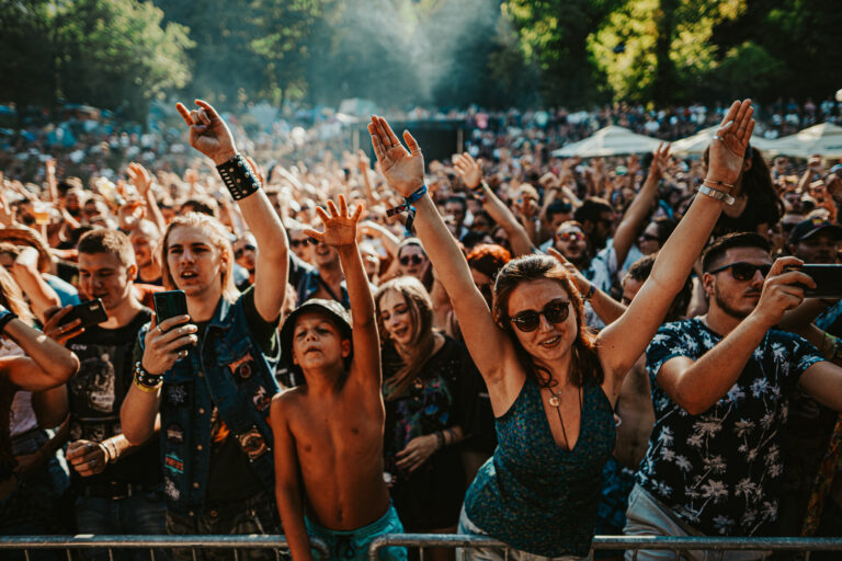 Na Tjentištu počeo 8. Nektar OK Fest, 30.000 ljudi će 3 dana deliti muziku i osmehe