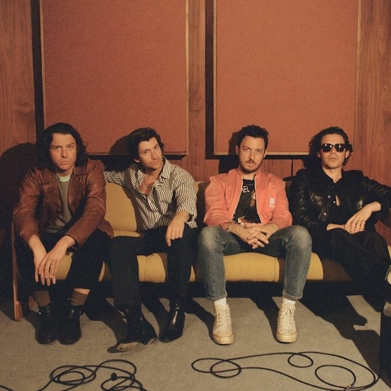 Čekajući novi album… Arctic Monkeys objavili novi singl “Body Paint”