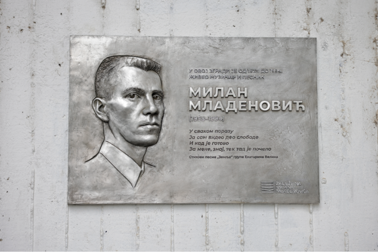 Otkrivena spomen ploča Milanu Mladenoviću ispred zgrade u kojoj je živeo na Novom Beogradu