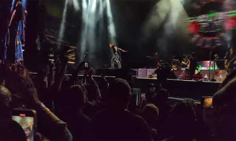 Ponovo incident na koncertu grupe Guns N’ Roses… Eksl mikrofonom pogodio ženu iz publike
