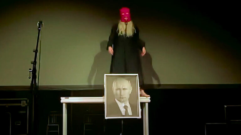 Pussy Riot pozivaju na rušenje “Putinovog terorističkog režima” novom pesmom “Mama, Don’t Watch TV”