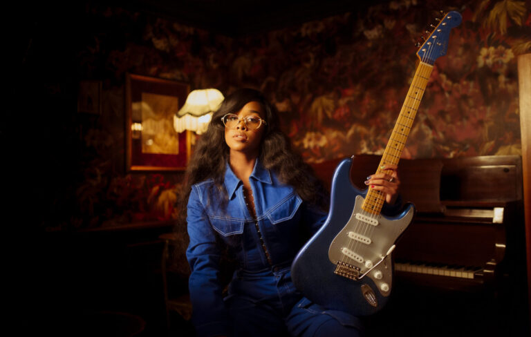 H.E.R. predstavila sopstveni Fender Stratocaster – Blue Merlin