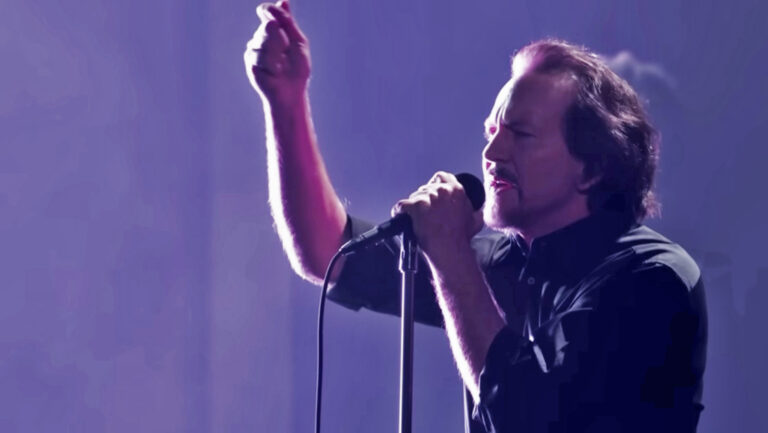 Pojavio se snimak Edija Vedera kako izvodi “One”, uz stajaće ovacije članova U2