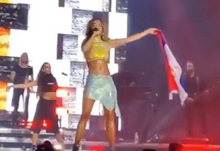Opasno se zaj***la… Rita Ora u Mađarskoj pevala ogrnuta srpskom zastavom