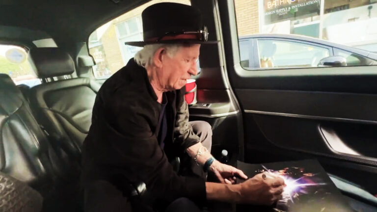 Kit Ričards iz taksija davao autograme fanovima, pa im priredio “zvrčku” koje će se sećati…